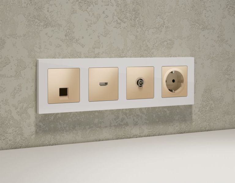 Комплект механизма компьютерной розетки RJ-45 экранированной с автоматической защитной шторкой Alfa Шампань Quant Ambrella Volt MA612005 (AP6120, VM185)