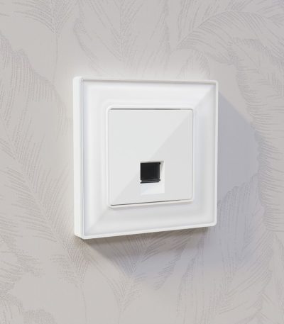 Комплект механизма компьютерной розетки RJ-45 экранированной с автоматической защитной шторкой Alfa Белый глянец Quant Ambrella Volt MA112005 (AP1120, VM185)