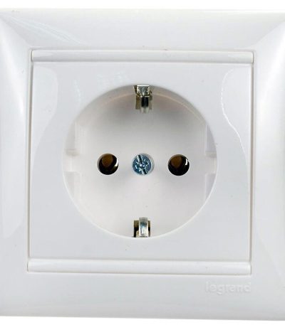 Розетка 2К+3 Legrand Valena 16A 250V с/з белая 774423