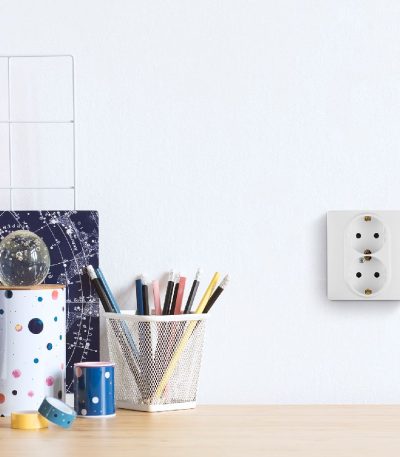 Розетка двойная с/з со шторками Legrand Inspiria 673755