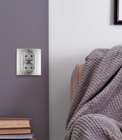 Розетка двойная с/з со шторками Legrand Inspiria 673757