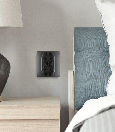 Розетка двойная с/з со шторками Legrand Inspiria 673758