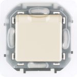 Розетка с/з со шторками с защитной крышкой Legrand Inspiria 673741