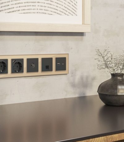 Комплект мех-ма компьютерной розетки RJ-45 экранированной с автоматической защитной шторкой Alfa Графит мягкое касание Quant Ambrella Volt MA912005 (AP9120, VM185)