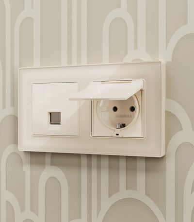 Комплект механизма компьютерной розетки RJ-45 экранированной с автоматической защитной шторкой Alfa Бежевый глянец Quant Ambrella Volt MA312005 (AP3120, VM185)