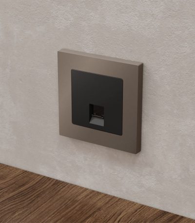 Комплект механизма компьютерной розетки RJ-45 экранированной с автоматической защитной шторкой Alfa Черный матовый Quant Ambrella Volt MA812005 (AP8120, VM185)